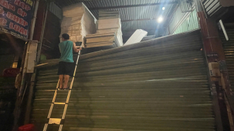 Hỏng cửa ban đêm tại hoc môn